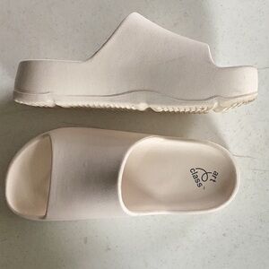 Art Class slip on sandals, Sz 5